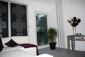 Wohnzimmer Renovieren mit Ulf Moritz Tapete und silberner Streifen Tapete