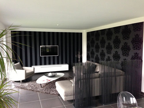 Wohnzimmer Renovieren mit schwarzen Velour Tapeten schwarz weiss grau