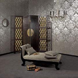 Raumbild Wohnzimmer mit Luxus Tapete Barock Stil mit Silber metallic Schimmer aus Berlin online kaufen