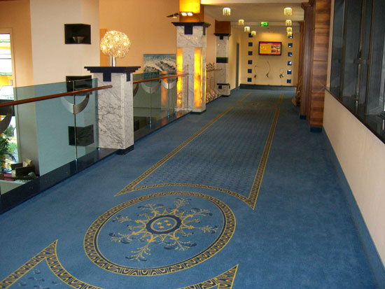 Teppichboden Auslegware blau gold im Hotel