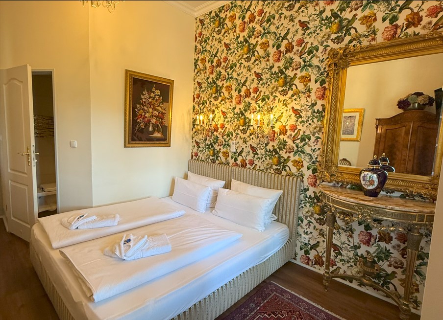 Schlafzimmer mit Blumen Tapete tapeziert