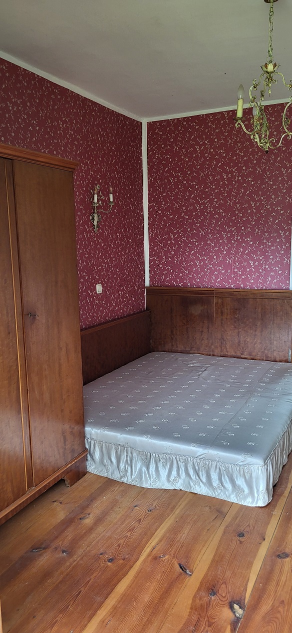 Schlafzimmer mit Blumen Tapete tapeziert