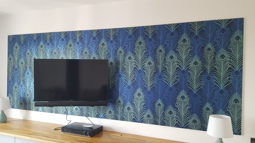 Renovieren mit Luxus Tapete Design Williamson aus England blau grün türkis im Wohnzimmer in Berlin