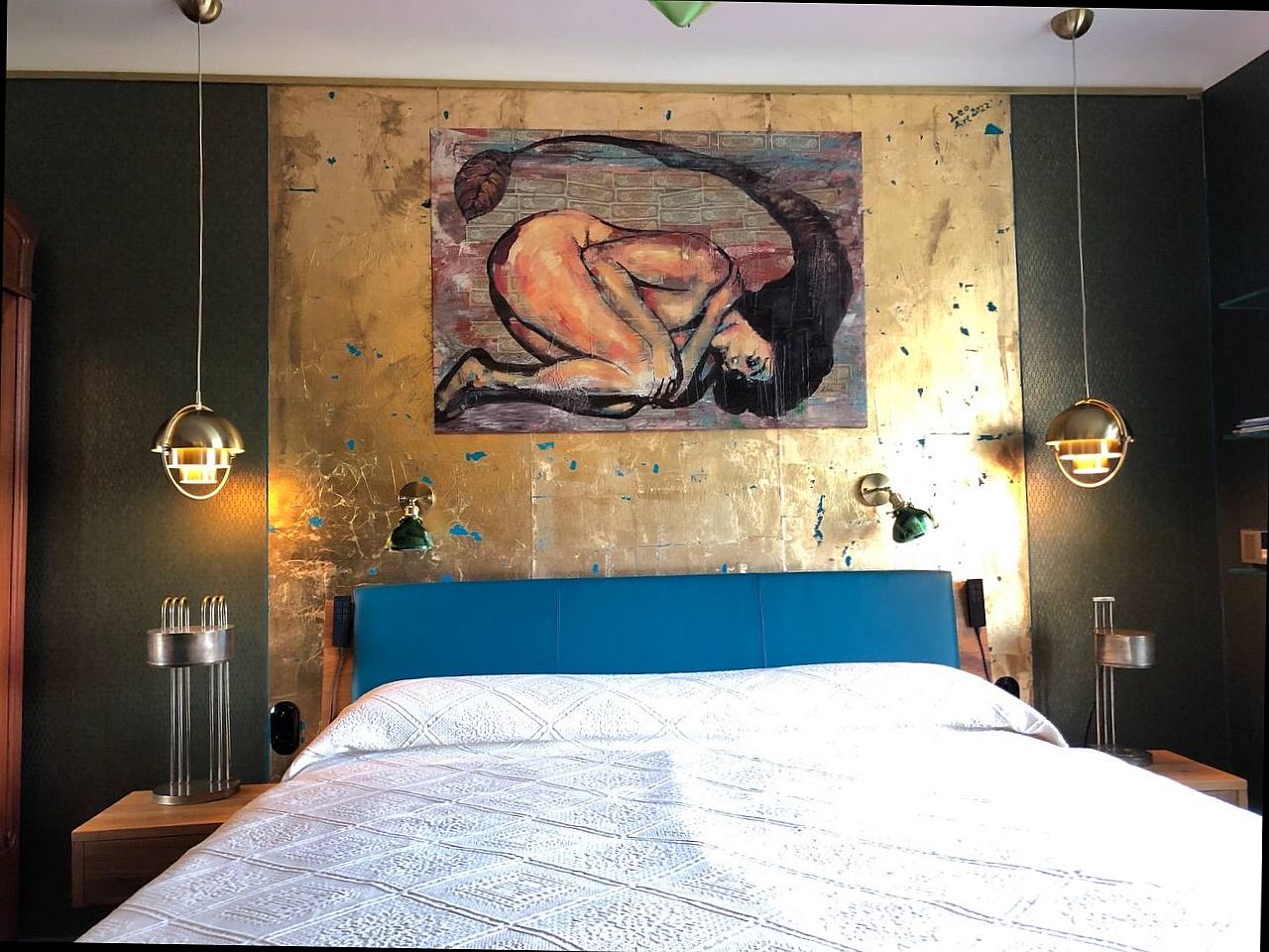 Schlafzimmer mit LeoArt Goldtapete aus Berlin tapeziert