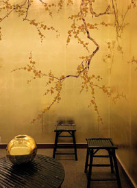 Raumbild Wohnzimmer - Tapeten Idee Motiv Blumen rot gold Tapete handgemalt auf Papier oder Seide oder Gold-Metall Untergrund möglich