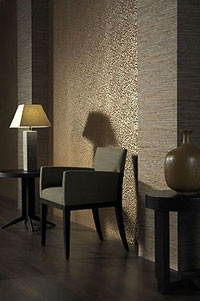 Raumbild Wohnzimmer - Tapeten Idee Grastapete braun mit gold metallic Muster aus Berlin Deutschland