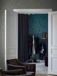 Raumbild Schlafzimmer mit Ankleide - Tapeten Idee grün Engblad Lounge Luxe Riviera aus Berlin Deutschland