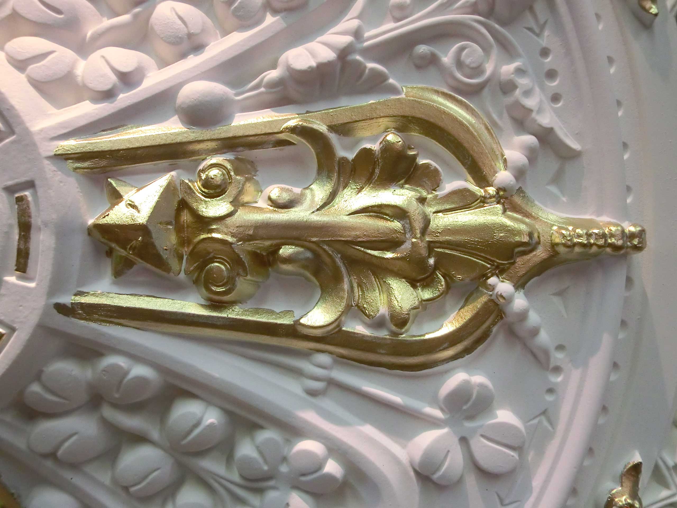 Zierprofil Stil Decken Rosette gold weiss handbemalt Detail