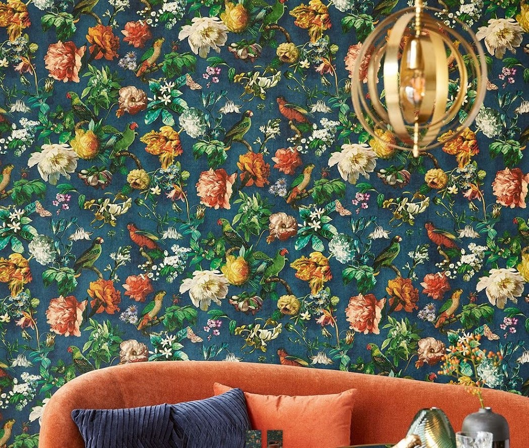 romantische Blumentapete blau im Wohnzimmer - Tapete große Blumen, Vögel, Blüten in Berlin und online kaufen