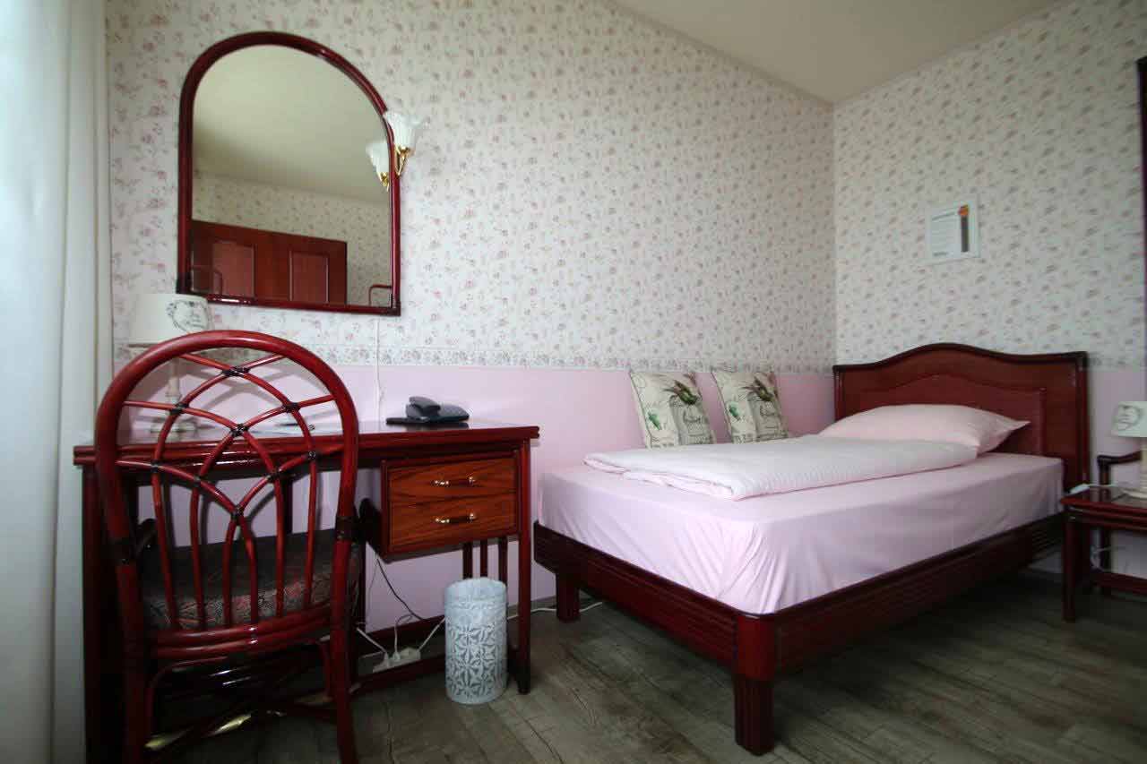 Schlafzimmer renovieren rosa mit Blumen Tapeten