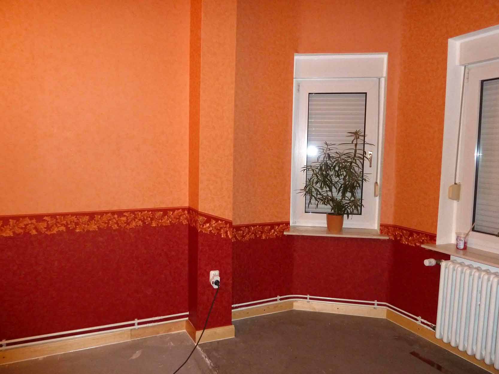 Wohnzimmer renovieren mit Tapeten in orange, rot, mit Tapetenborte