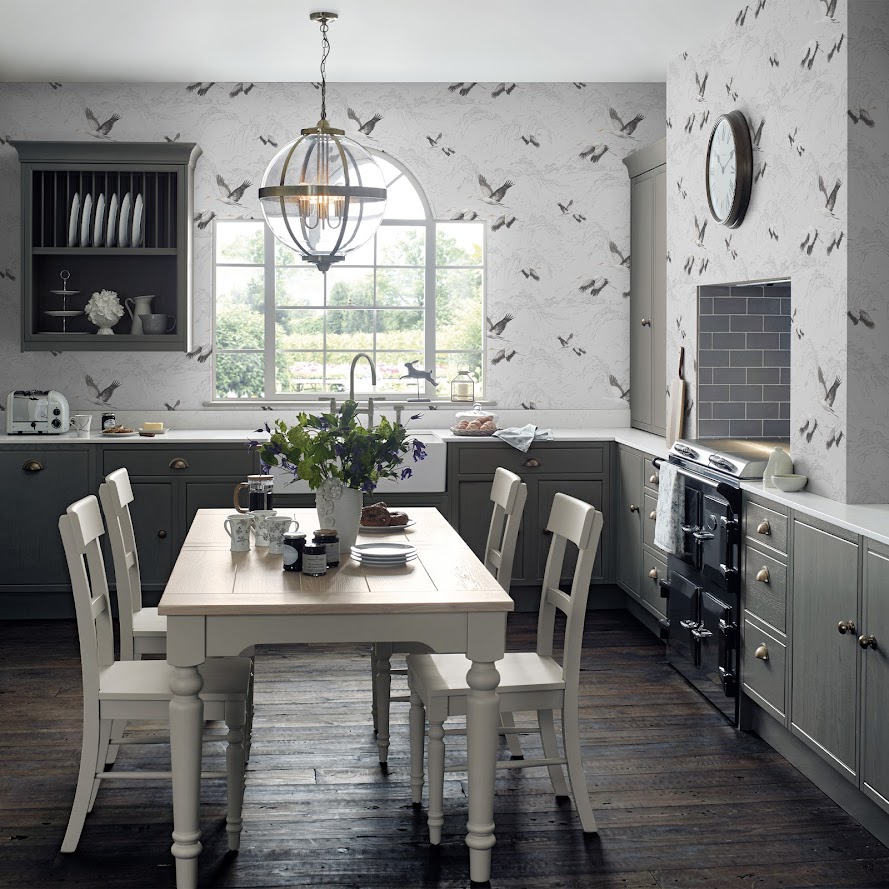 Laura Ashley Tapeten Design mit Vögeln aus England in der Küche
