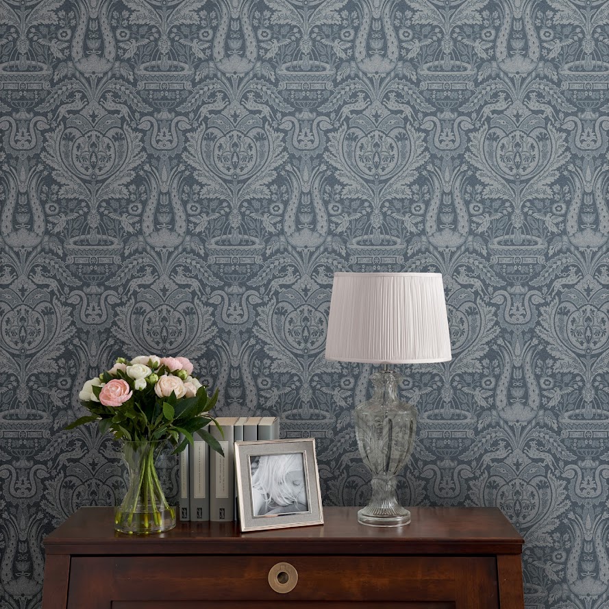 Laura Ashley Tapeten Design mit Heraldik Motiven aus England im Wohnzimmer